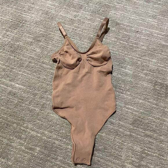 SKIMS Seamless Sculpt Thong Bodysuit, Tan Ochre, S/M NWOT - Picture 1 of 6